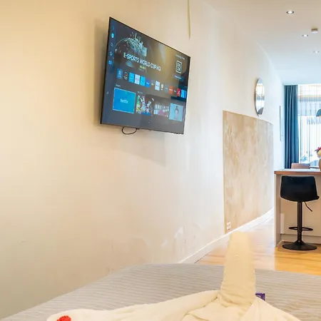 Stylish In The Heart Of Center דירה