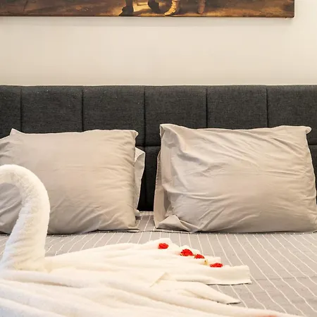 Stylish In The Heart Of Center Apartment *