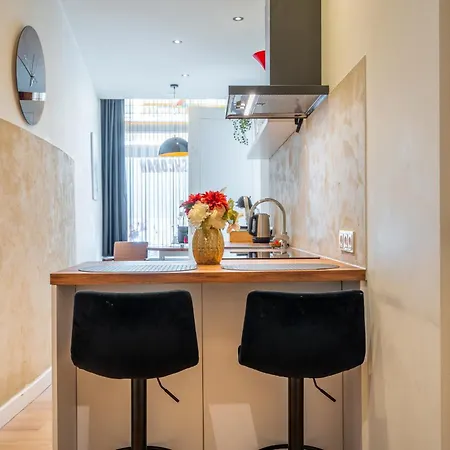 Stylish In The Heart Of Center דירה *