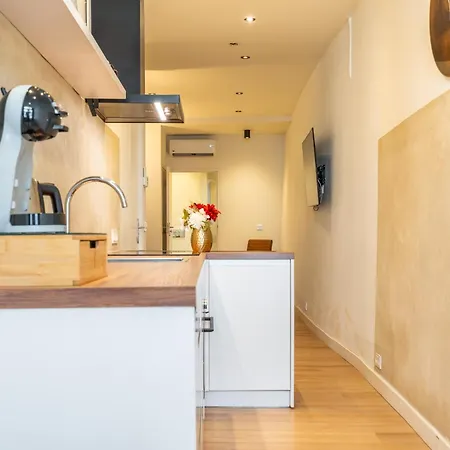 Stylish In The Heart Of Center Apartment *