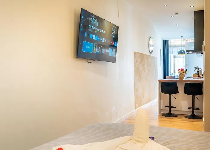 Stylish In The Heart Of Center Apartment