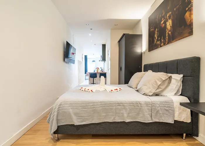 Stylish In The Heart Of Center Apartment