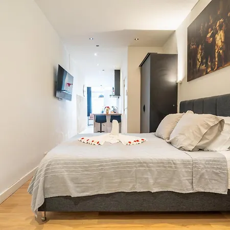 Stylish In The Heart Of Center Апартаменты