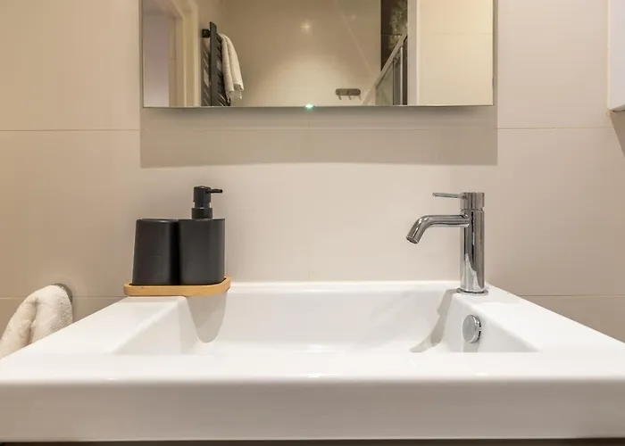 Stylish In The Heart Of Center Daire Breda